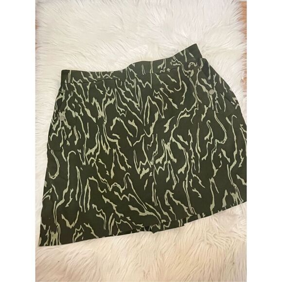 ATHLETA Vienna Cargo Skort in Olive and Eucalyptus Green 16 - Picture 1 of 7